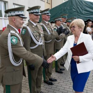Uczestnicy uroczystości przekazania obowiązków komendantowi Straży Granicznej