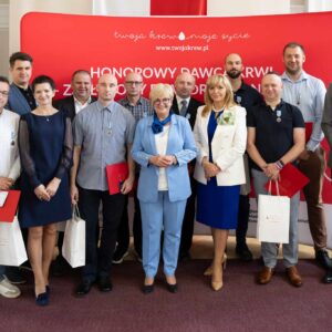 Uczestnicy uroczystości z okazji święta krwiodawców