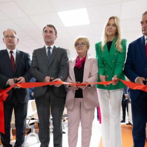 Uczestnicy otwarcia SORu w szpitalu MSWiA
