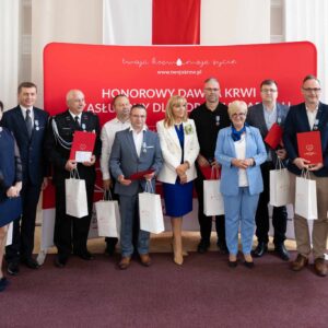 Uczestnicy uroczystości z okazji święta krwiodawców