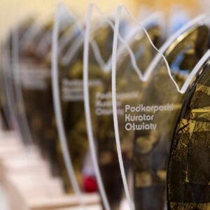 Statuetki dla laureatów konkursów przedmiotowych