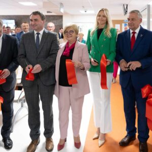 Uczestnicy otwarcia SORu w szpitalu MSWiA
