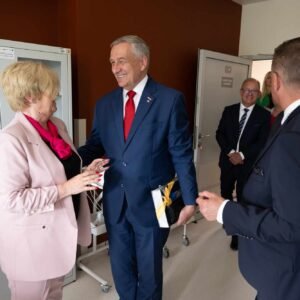 Uczestnicy otwarcia SORu w szpitalu MSWiA