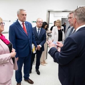 Uczestnicy otwarcia SORu w szpitalu MSWiA