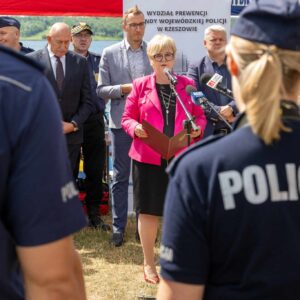 Uczestnicy pikniku dotyczącego bezpieczeństwa nad wodą