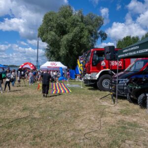 Uczestnicy pikniku dotyczącego bezpieczeństwa nad wodą