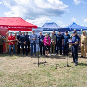Uczestnicy pikniku dotyczącego bezpieczeństwa nad wodą