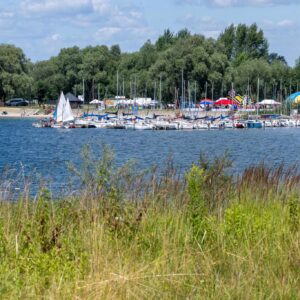 Uczestnicy pikniku dotyczącego bezpieczeństwa nad wodą