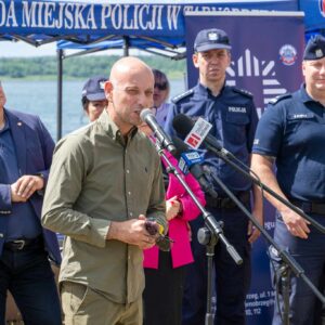 Uczestnicy pikniku dotyczącego bezpieczeństwa nad wodą