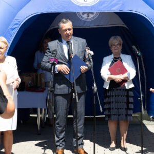 Uczestnicy uroczystości przekazania karetek w Mielcu