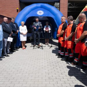Uczestnicy uroczystości przekazania karetek w Mielcu