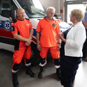 Uczestnicy uroczystości przekazania karetek w Mielcu