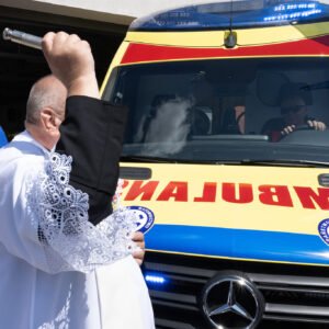 Uczestnicy uroczystości przekazania karetek w Mielcu