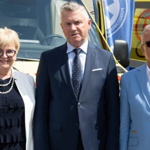 Uczestnicy uroczystości przekazania karetek w Mielcu