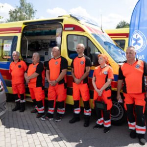 Uczestnicy uroczystości przekazania karetek w Mielcu