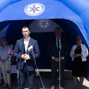 Uczestnicy uroczystości przekazania karetek w Mielcu