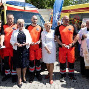 Uczestnicy uroczystości przekazania karetek w Mielcu