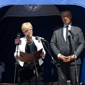 Uczestnicy uroczystości przekazania karetek w Mielcu