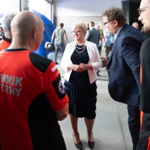 Uczestnicy uroczystości przekazania karetek w Mielcu