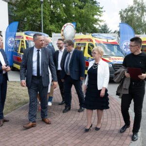 Uczestnicy uroczystości przekazania karetek w Mielcu
