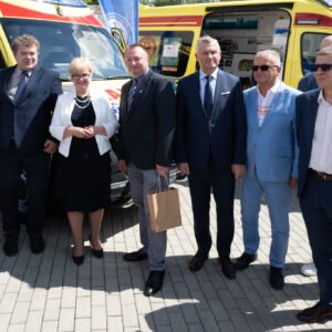 Uczestnicy uroczystości przekazania karetek w Mielcu