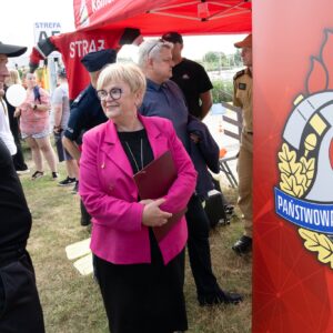 Uczestnicy pikniku dotyczącego bezpieczeństwa nad wodą