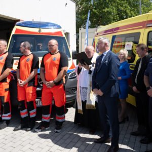 Uczestnicy uroczystości przekazania karetek w Mielcu