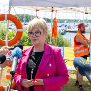 Uczestnicy pikniku dotyczącego bezpieczeństwa nad wodą