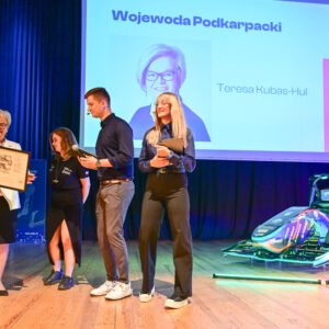 Studenckie Koło Naukowe PRz Racing Team działające na Politechnice Rzeszowskiej zaprezentowało swoją najnowszą konstrukcję. To elektryczny bolid PMT-06E.