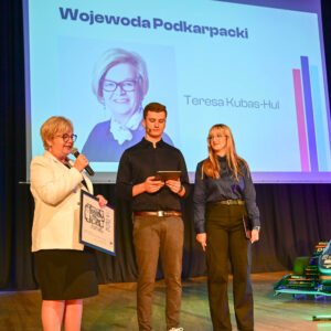 Studenckie Koło Naukowe PRz Racing Team działające na Politechnice Rzeszowskiej zaprezentowało swoją najnowszą konstrukcję. To elektryczny bolid PMT-06E.