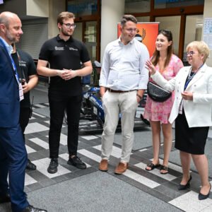 Studenckie Koło Naukowe PRz Racing Team działające na Politechnice Rzeszowskiej zaprezentowało swoją najnowszą konstrukcję. To elektryczny bolid PMT-06E.