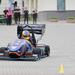 Studenckie Koło Naukowe PRz Racing Team działające na Politechnice Rzeszowskiej zaprezentowało swoją najnowszą konstrukcję. To elektryczny bolid PMT-06E.