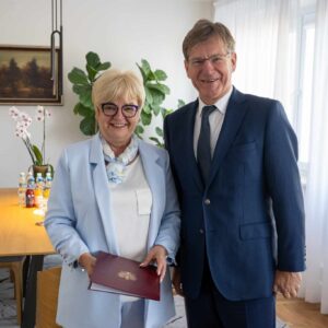 Wojewoda podkarpacki Teresa Kubas-Hul wręcza powołanie konsultantowi wojewódzkiemu w dziedzinie urologii Dariuszowi Sobierajowi