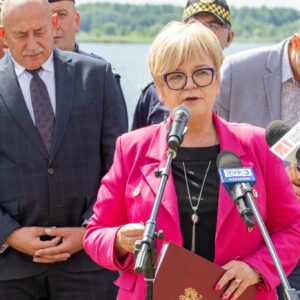 Uczestnicy pikniku dotyczącego bezpieczeństwa nad wodą