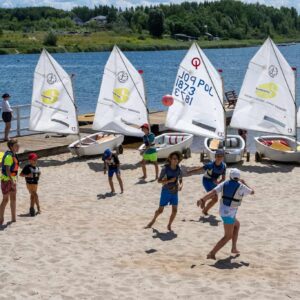 Uczestnicy pikniku dotyczącego bezpieczeństwa nad wodą