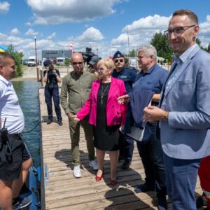 Uczestnicy pikniku dotyczącego bezpieczeństwa nad wodą