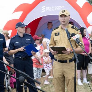 Uczestnicy pikniku dotyczącego bezpieczeństwa nad wodą