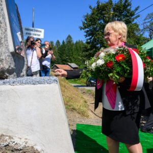 Uczestnicy uroczystości odsłonięcia pomnika Żydów Baligrodzkich