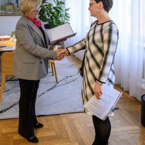 Wojewoda podkarpacki Teresa Kubas-Hul z konsultantem wojewódzkim w dziedzinie audiologii i foniatrii