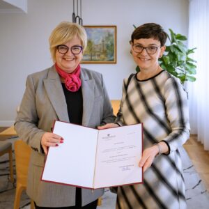 Wojewoda podkarpacki Teresa Kubas-Hul z konsultantem wojewódzkim w dziedzinie audiologii i foniatrii