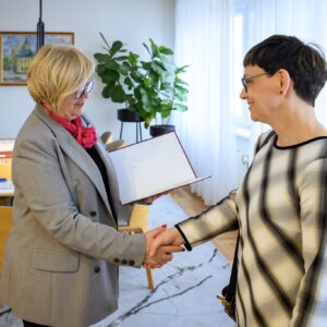Wojewoda podkarpacki Teresa Kubas-Hul z konsultantem wojewódzkim w dziedzinie audiologii i foniatrii