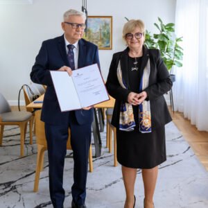 Zdjęcie przedstawia wojewodę podkarpackiego Teresę Kubas-Hul i konsultanta wojewódzkiego w dziedzinie medycyny rodzinnej podczas wręczenia powołania