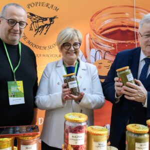 Teresa Kubas-Hul, Wojewoda Podkarpacki z Czesławem Siekierskim, Ministrem Rolnictwa i Rozwoju Wsi na stoisku z miodami i innymi produktami pszczelimi.