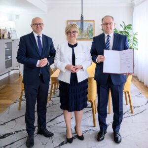 Zdjęcie przedstawia wojewodą podkarpackiego Teresę Kubas-Hul, konsultanta wojewódzkiego w dziedzinie gastroenterologii prof. Krzysztofa Gutkowskiego oraz dyrektora Biura Wojewody Jerzego Tabina