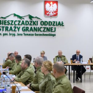 Grupowe zdjęcie wojewody podkarpackiego Teresy Kubas-Hul ze strażnikami granicznymi przed siedzibą Bieszczadzkiego Oddziału Straży Granicznej