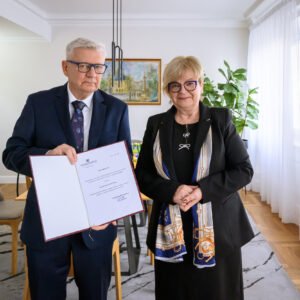 Zdjęcie przedstawia wojewodę podkarpackiego Teresę Kubas-Hul i konsultanta wojewódzkiego w dziedzinie medycyny rodzinnej podczas wręczenia powołania