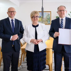 Zdjęcie przedstawia wojewodą podkarpackiego Teresę Kubas-Hul, konsultanta wojewódzkiego w dziedzinie gastroenterologii prof. Krzysztofa Gutkowskiego oraz dyrektora Biura Wojewody Jerzego Tabina