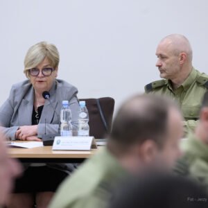 Zdjęcie przedstawia wojewodę podkarpackiego Teresę Kubas-Hul, komendanta Bieszczadzkiego Oddziały Straży Granicznej podczas narady