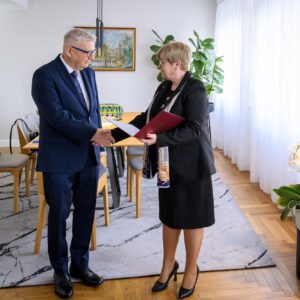 Zdjęcie przedstawia wojewodę podkarpackiego Teresę Kubas-Hul i konsultanta wojewódzkiego w dziedzinie medycyny rodzinnej podczas wręczenia powołania