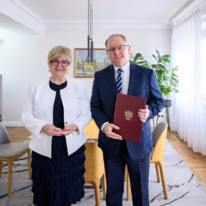 Zdjęcie przedstawia wojewodą podkarpackiego Teresę Kubas-Hul oraz konsultanta wojewódzkiego w dziedzinie gastroenterologii prof. Krzysztofa Gutkowskiego